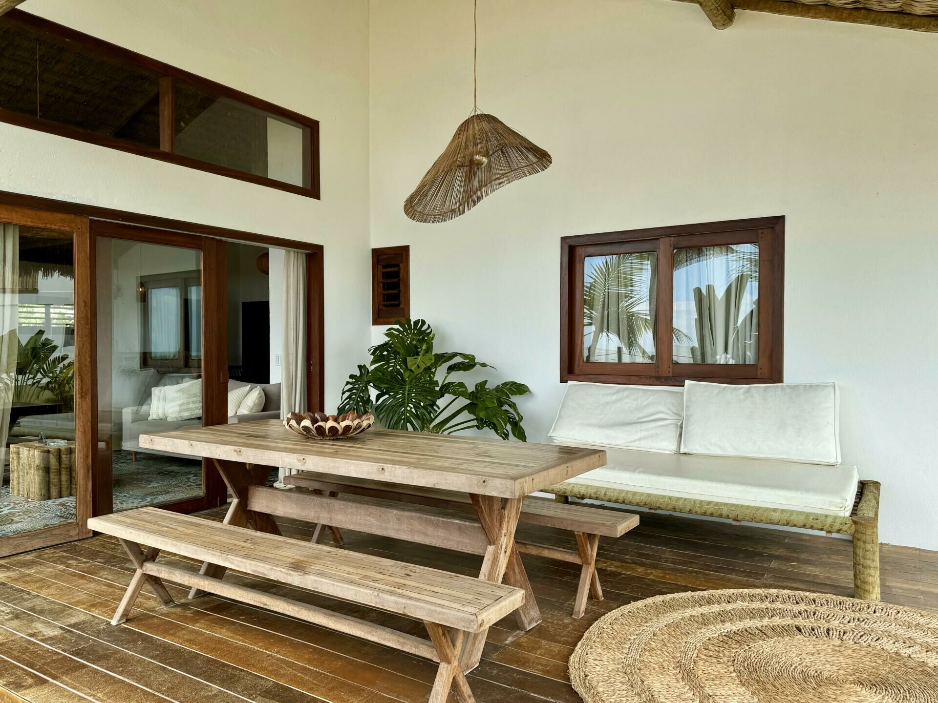 Imagem de Casa com vista para o mar e piscina, com arquitetura que apresenta detalhes em palha e madeira, em Icaraizinho de Amontada